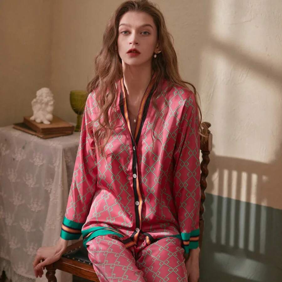 2022 Spring New Style Long Sleeved Women Pajamas Set Ice Silk Printed Fashion Pyjamas Loungewear Soft Comfortable Nightwear Sleepwear Plus Size Home Clothes